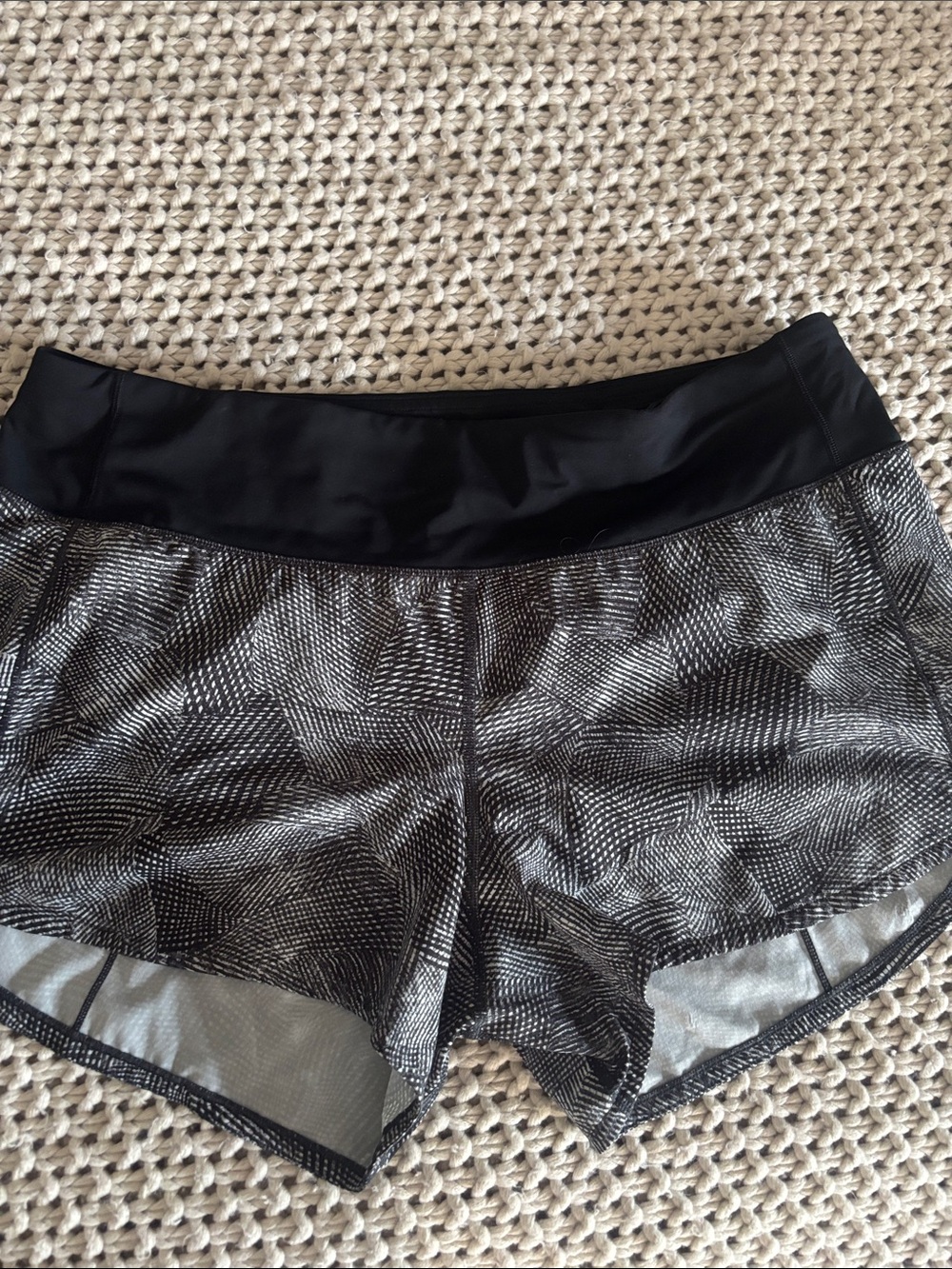 Lululemon speed up midrise shorts. 3.5”